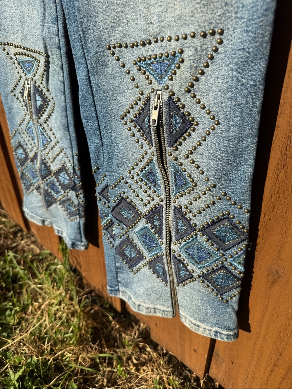 Women's Light Wash Embroidered Crop Jeans - Picture 2 of 2